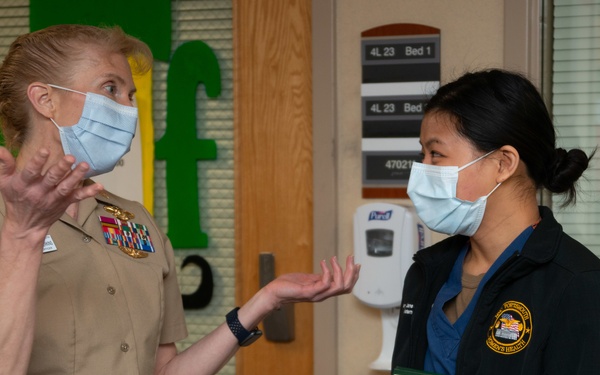 NMCP NAVY NURSE RECEIVES DAISY AWARD
