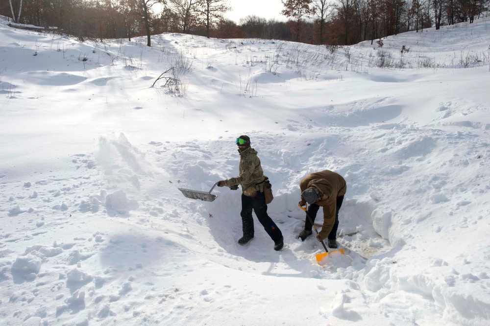 MDSU 2 Conducts Cold Weather And Ice Dive Training