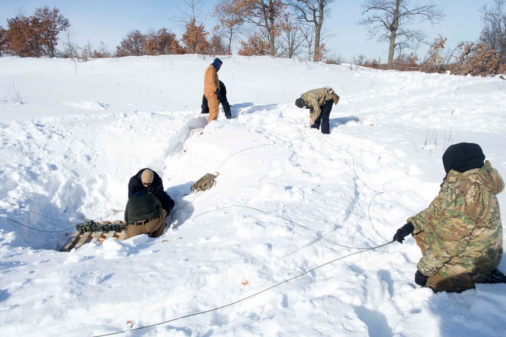 MDSU 2 Conducts Cold Weather And Ice Dive Training