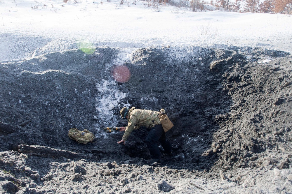 MDSU 2 Conducts Cold Weather And Ice Dive Training