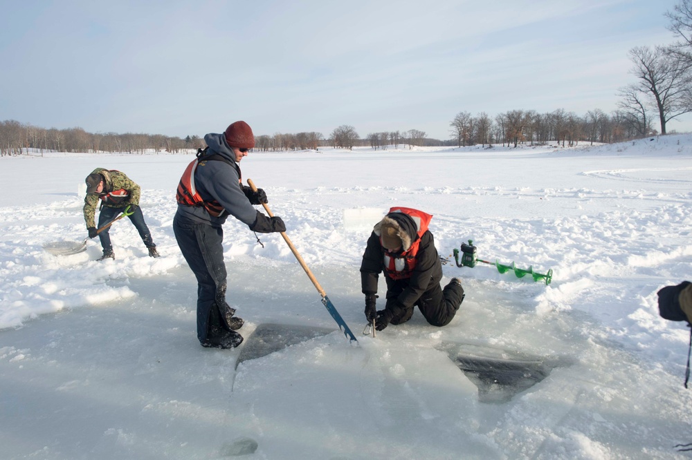 MDSU 2 Conducts Cold Weather And Ice Dive Training