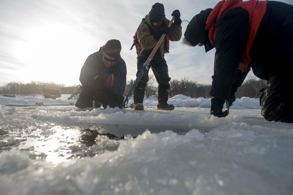 MDSU 2 Conducts Cold Weather And Ice Dive Training