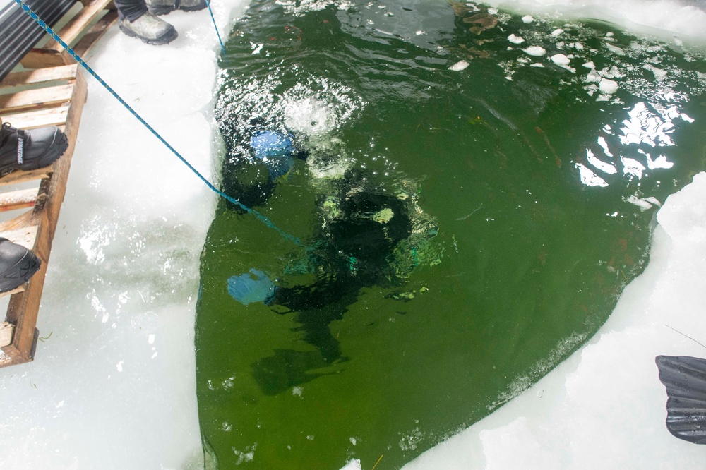 MDSU 2 Conducts Cold Weather And Ice Dive Training