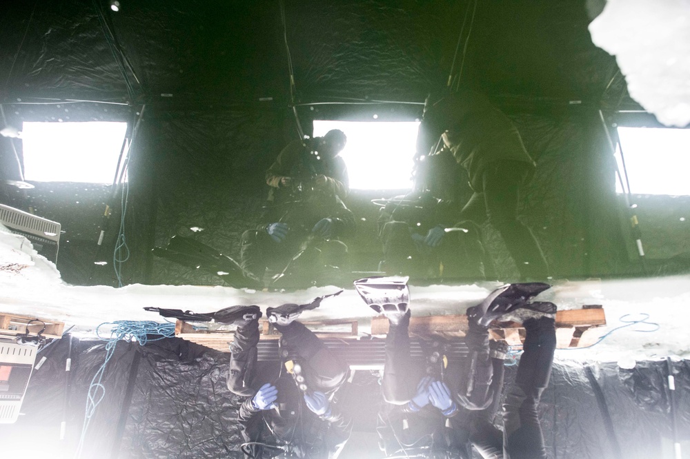 MDSU 2 Conducts Cold Weather And Ice Dive Training