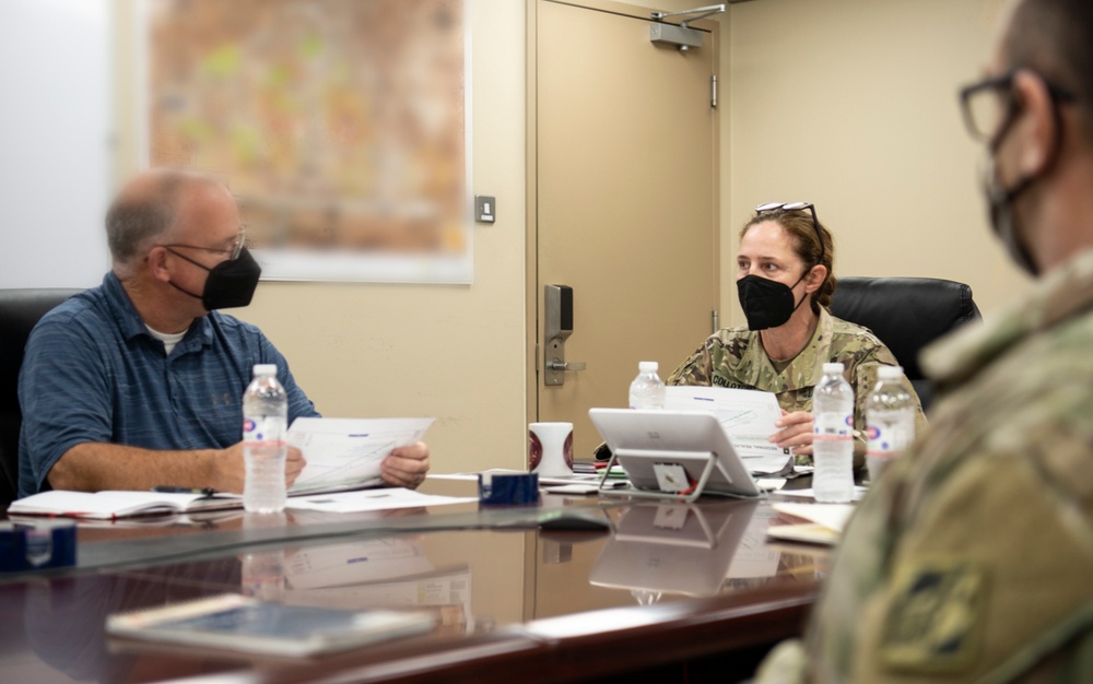 Commanding General meets with District in Kuwait