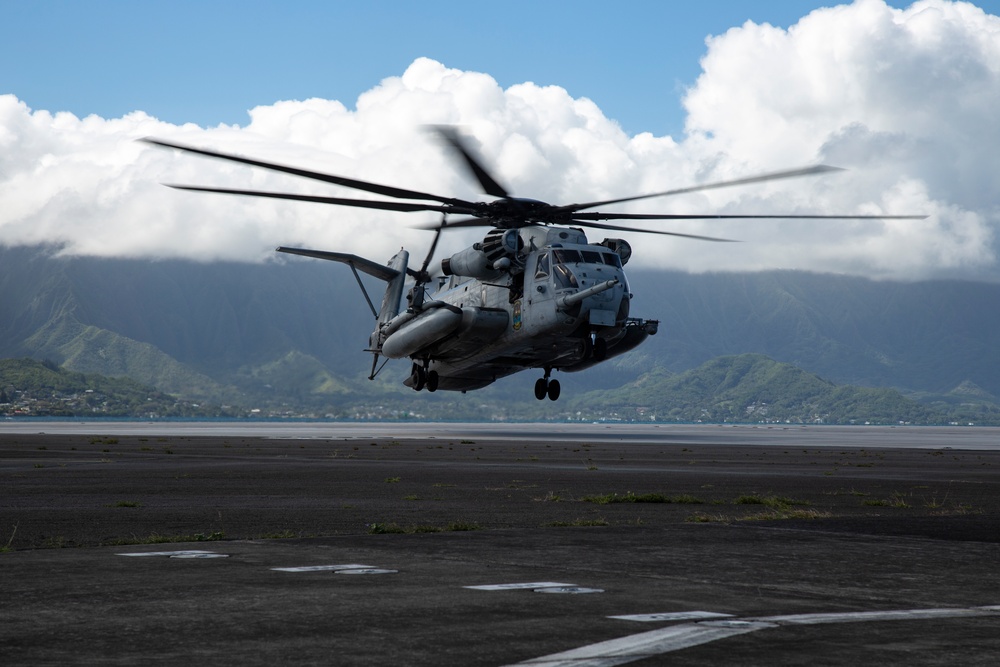 HMH-463 Performs an External Lift of a JLTV