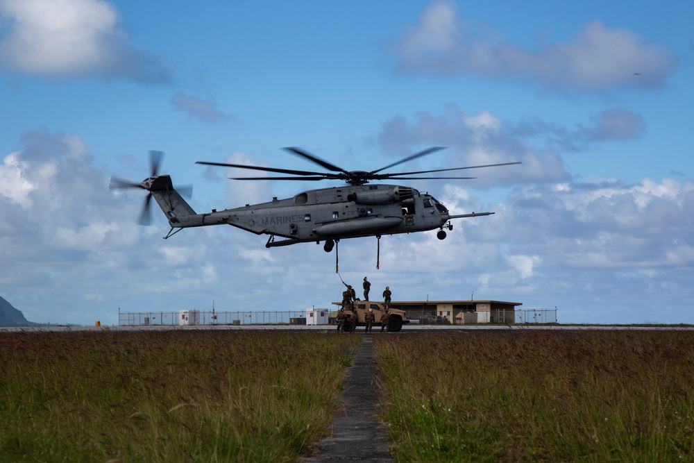 HMH-463 Performs an External Lift of a JLTV