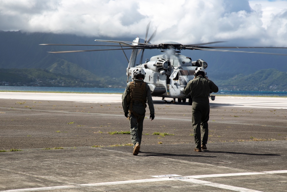 HMH-463 Performs an External Lift of a JLTV