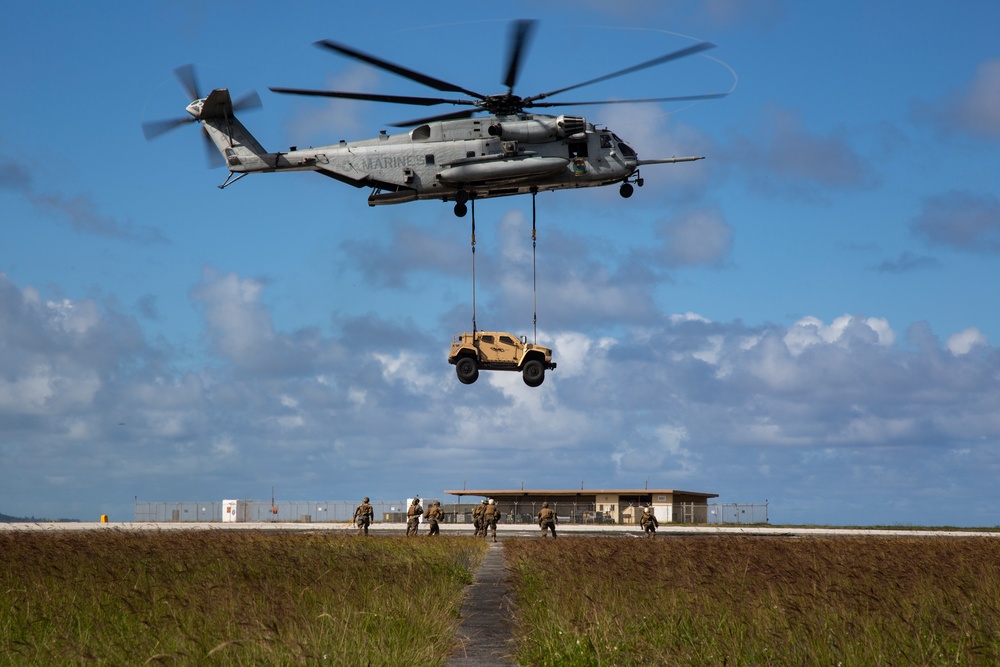 HMH-463 Performs an External Lift of a JLTV