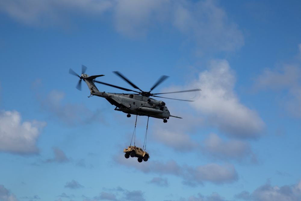 HMH-463 Performs an External Lift of a JLTV