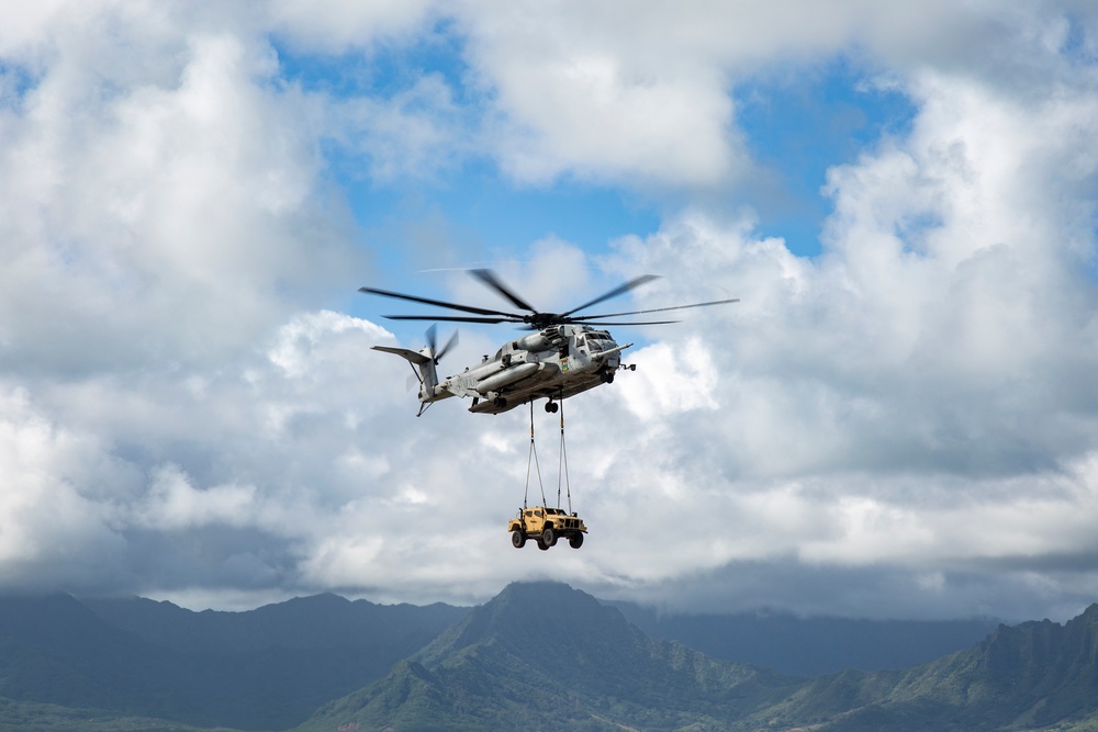 HMH-463 Performs an External Lift of a JLTV