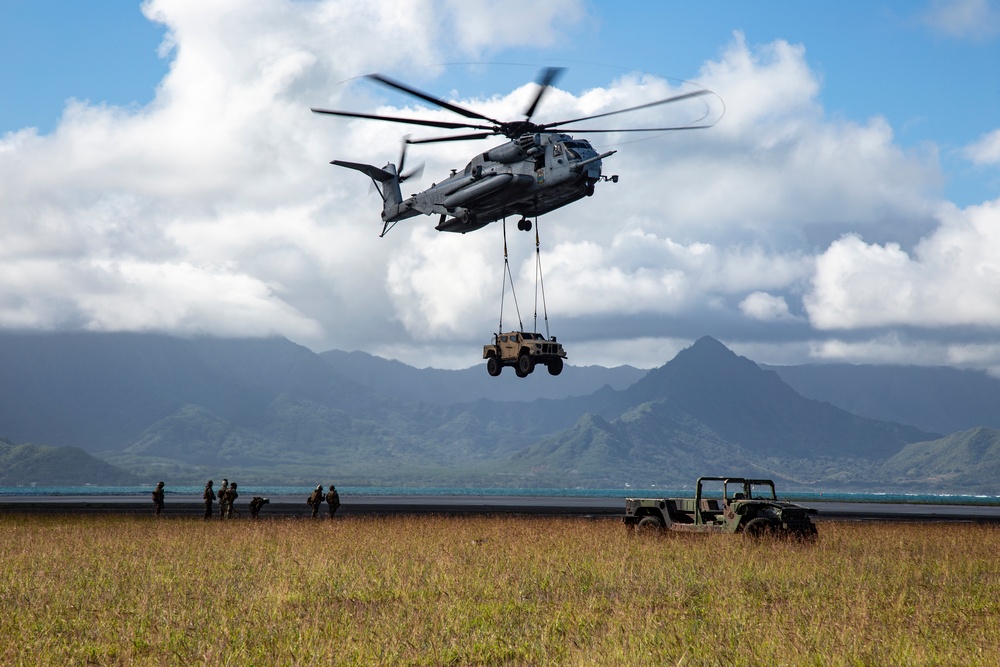 HMH-463 Performs an External Lift of a JLTV