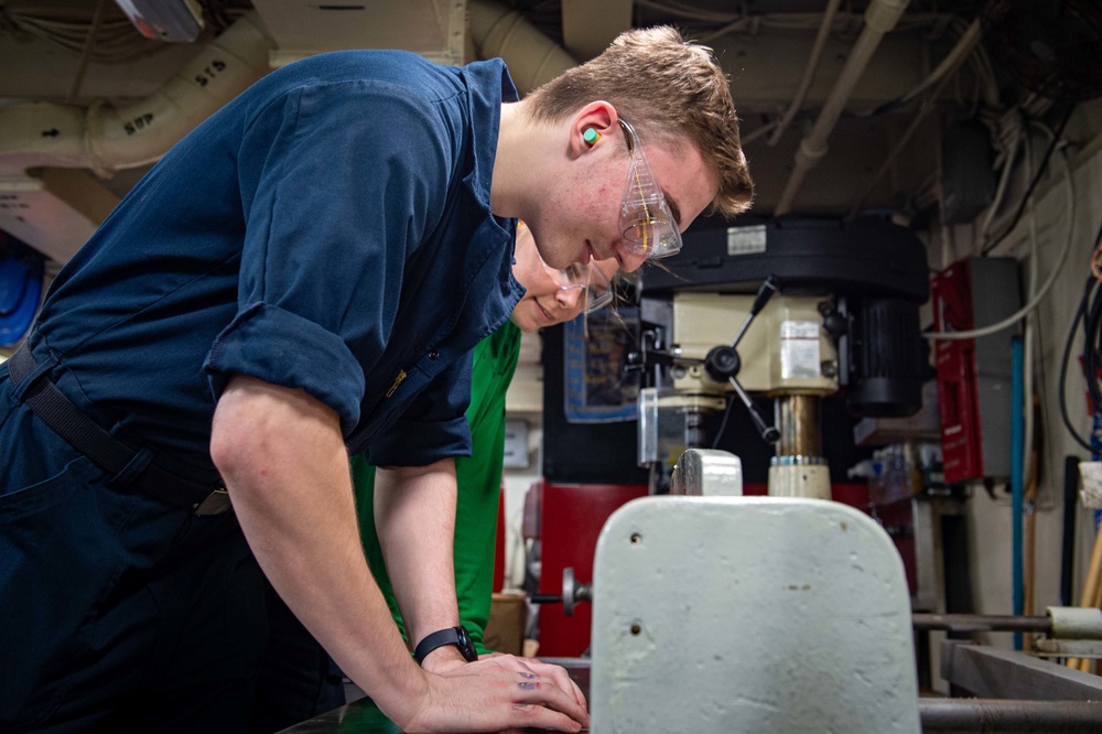 USS Carl Vinson (CVN 70) Sailors Conduct Maintenance in Pacific Ocean