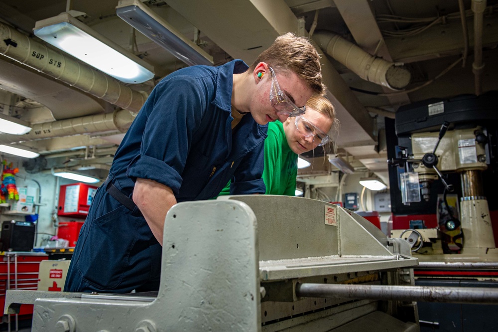 USS Carl Vinson (CVN 70) Sailors Conduct Maintenance in Pacific Ocean