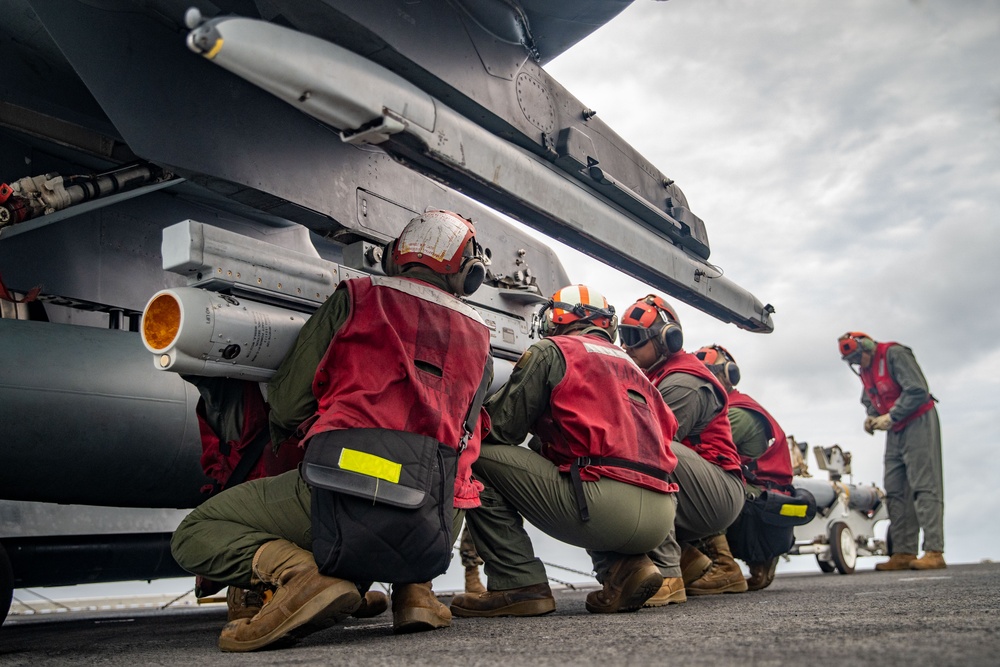 11th MEU loads AV-8B Harriers during Noble Fusion aboard the USS Essex (LHD 2)