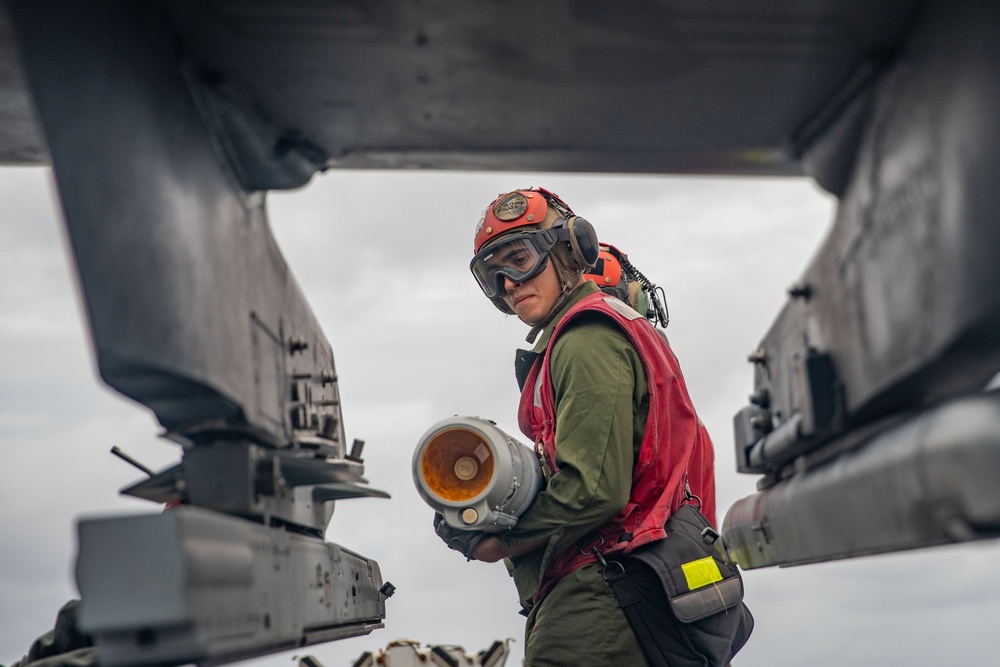 11th MEU loads AV-8B Harriers during Noble Fusion aboard the USS Essex (LHD 2)