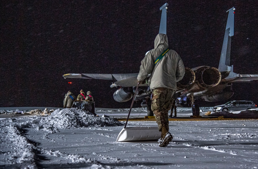 US, Estonian air forces team up for snow removal