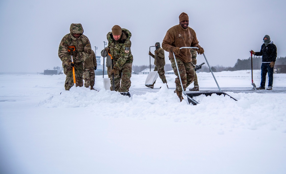 US, Estonian air forces team up for snow removal