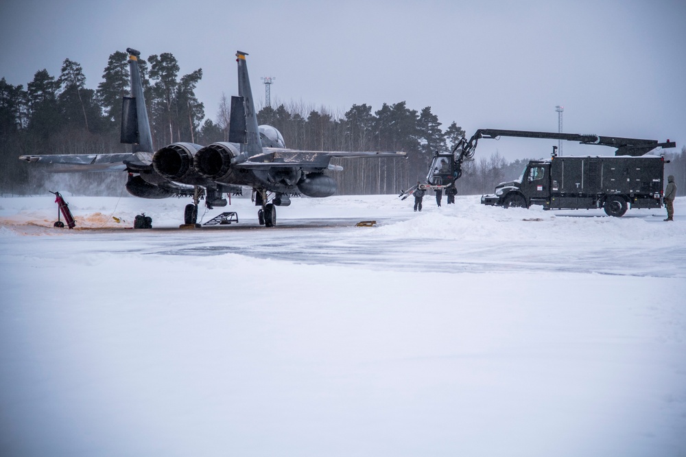 US, Estonian air forces team up for snow removal