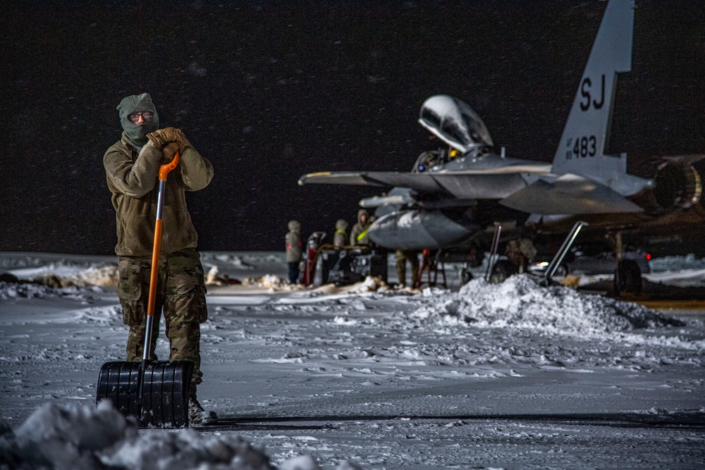 US, Estonian air forces team up for snow removal