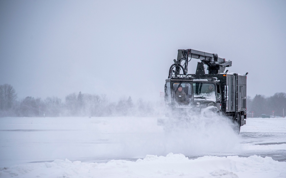 US, Estonian air forces team up for snow removal