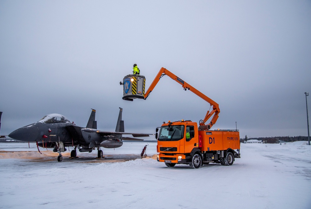 US, Estonian air forces team up for snow removal