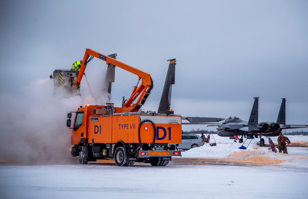 US, Estonian air forces team up for snow removal