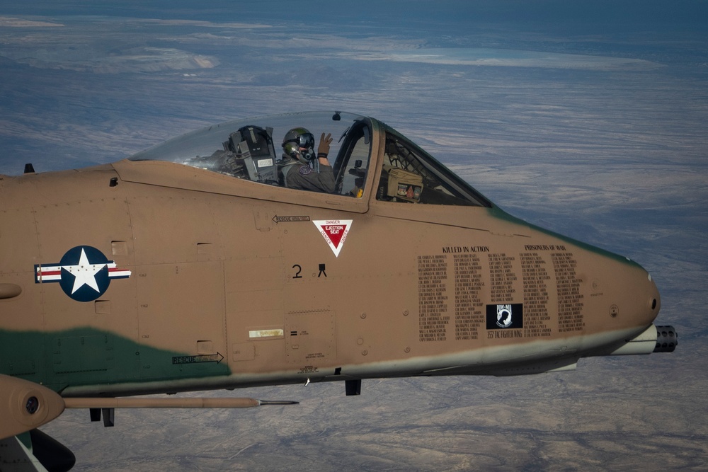 A-10 Demo, Thunderbirds fly in formation