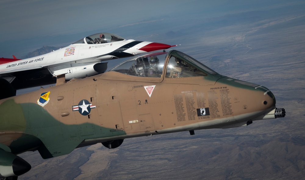 A-10 Demo, Thunderbirds fly in formation