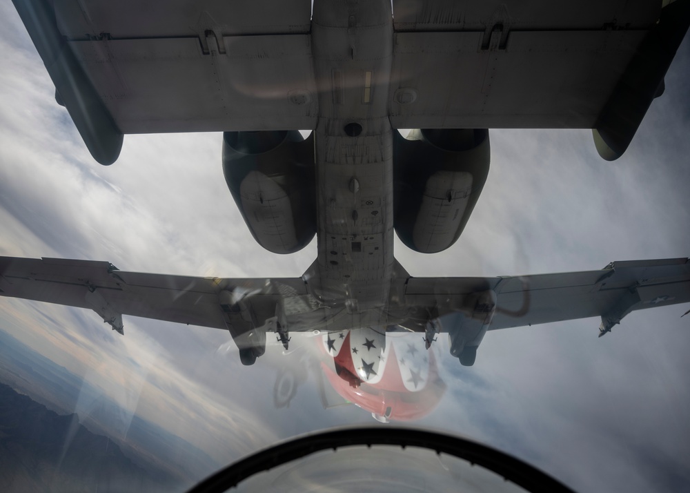 A-10 Demo, Thunderbirds fly in formation