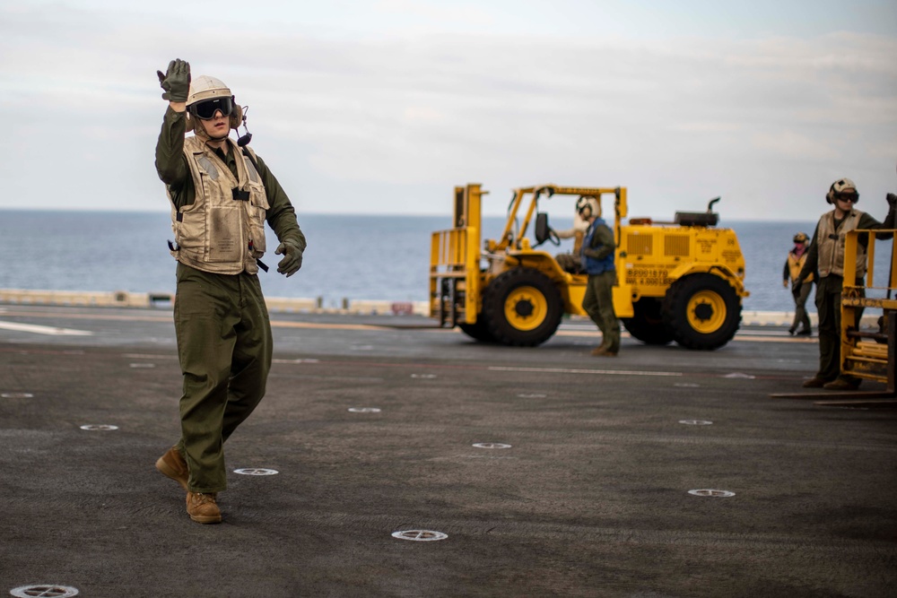 11th MEU and USS Essex (LHD 2) conduct a replenishment-at-sea during Noble Fusion