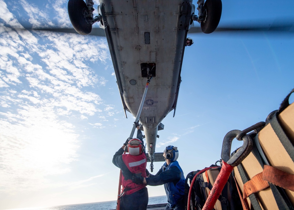 Sailors Participate in VERTREP aboard USS Charleston