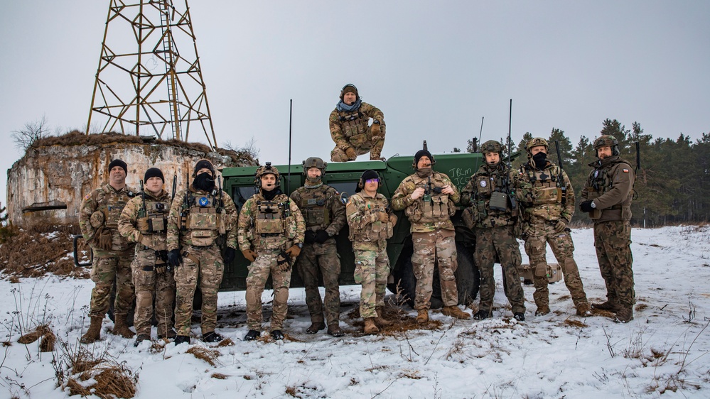 US and Polish soldiers train joint fires and close air support