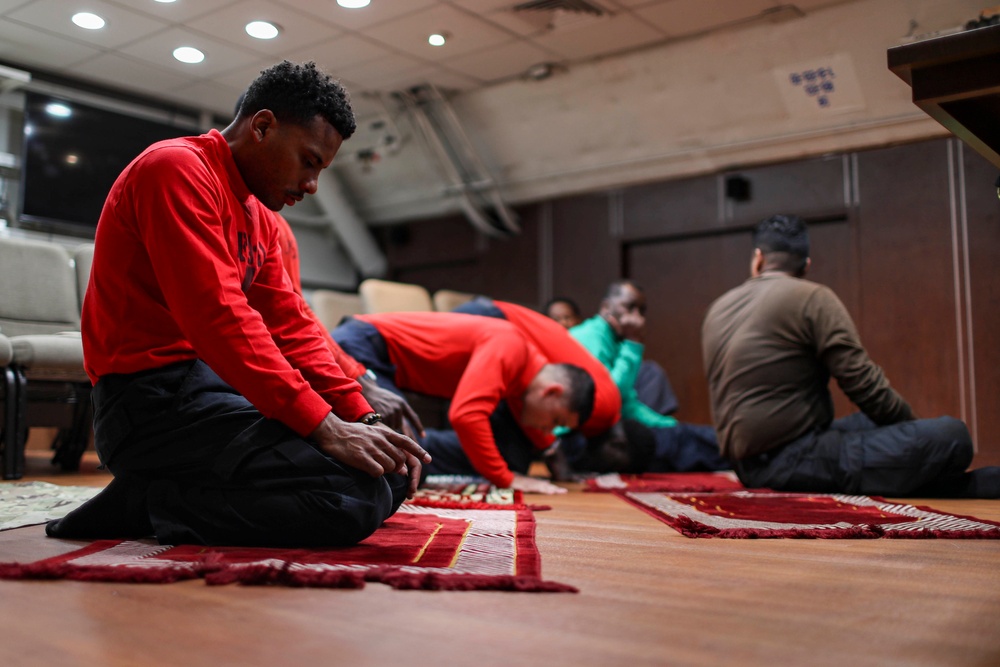 Abraham Lincoln Sailors practice Muslim prayer