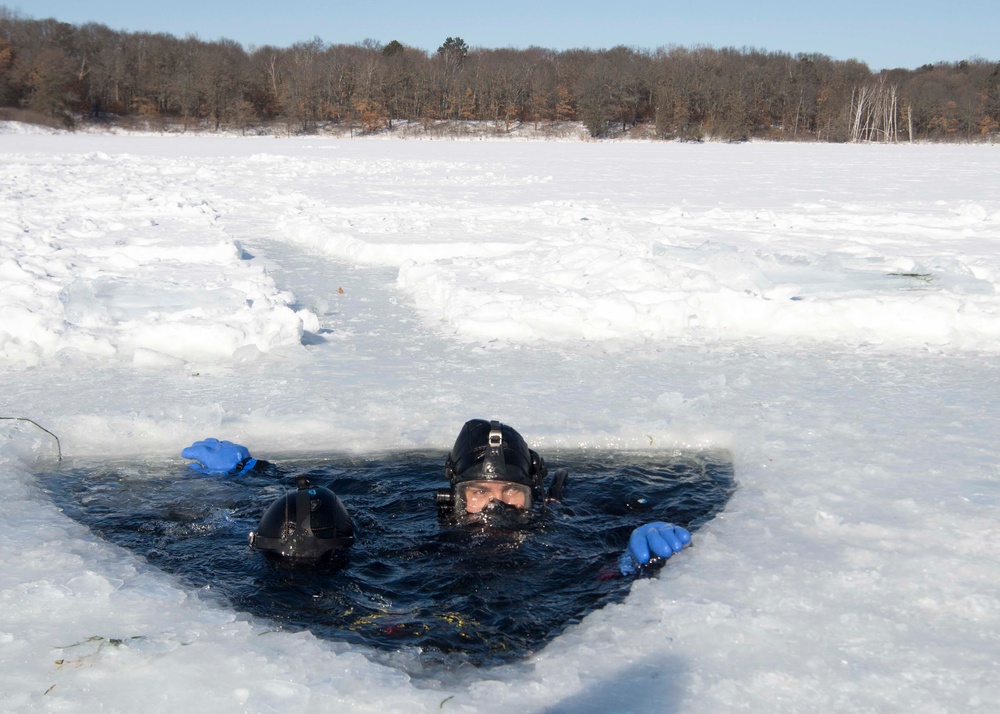 MDSU 2 Conducts Ice Dive Training