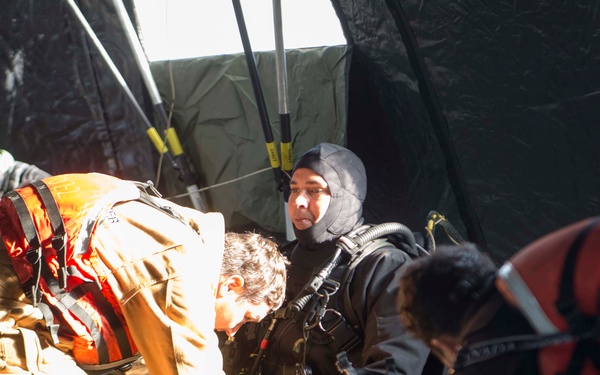 MDSU 2 Conducts Ice Dive Training