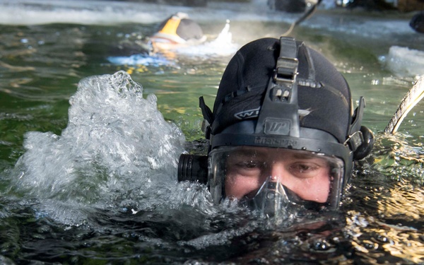 MDSU 2 Conducts Ice Dive Training