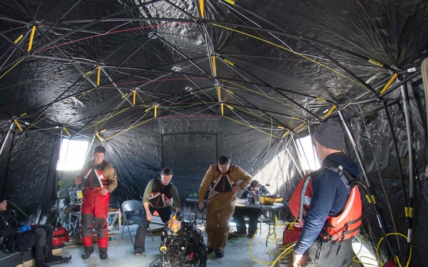 MDSU 2 Conducts Ice Dive Training