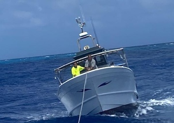 U.S. Army Garrison-Kwajalein Atoll Marine Department Crew Aids Stranded Vessel