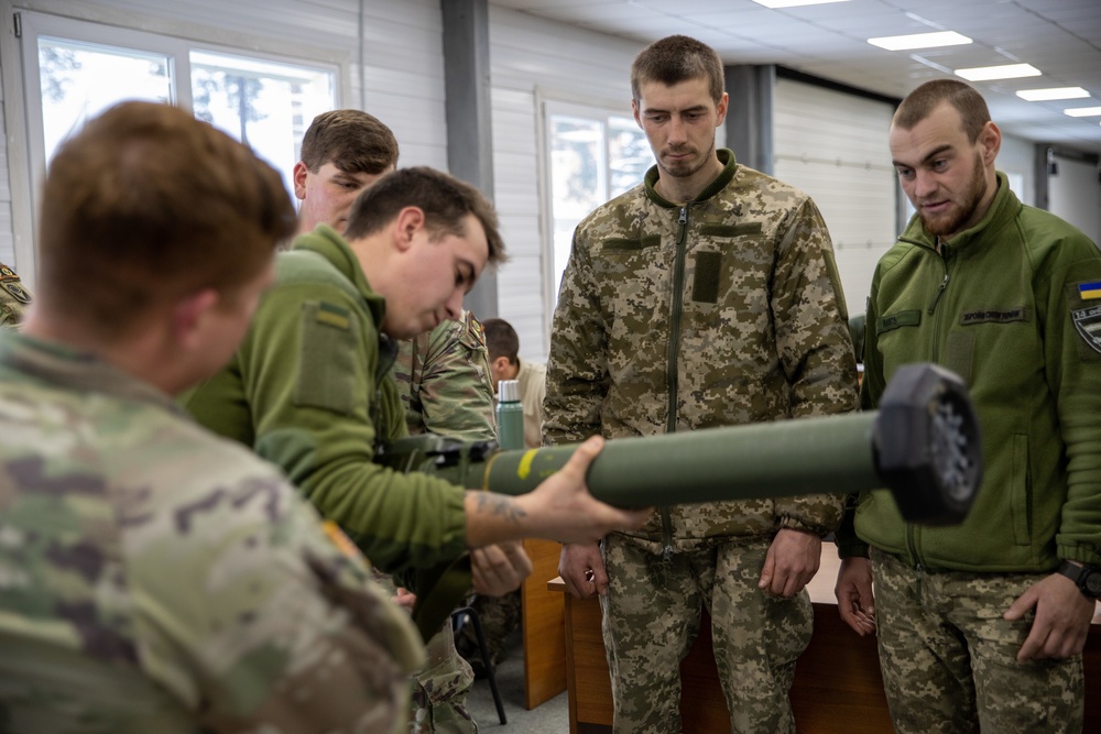 Ukraine military trainers receive instruction on teaching M141 munition system