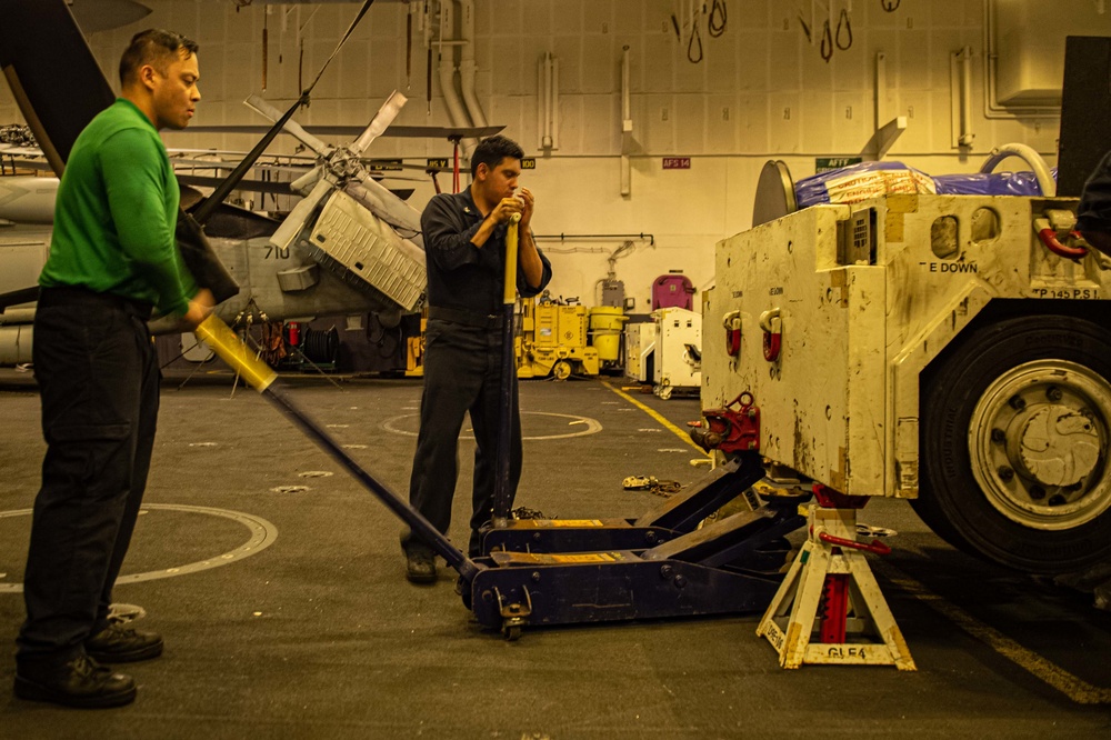 USS Carl Vinson (CVN 70) Sailors Conduct Maintenance in Pacific Ocean