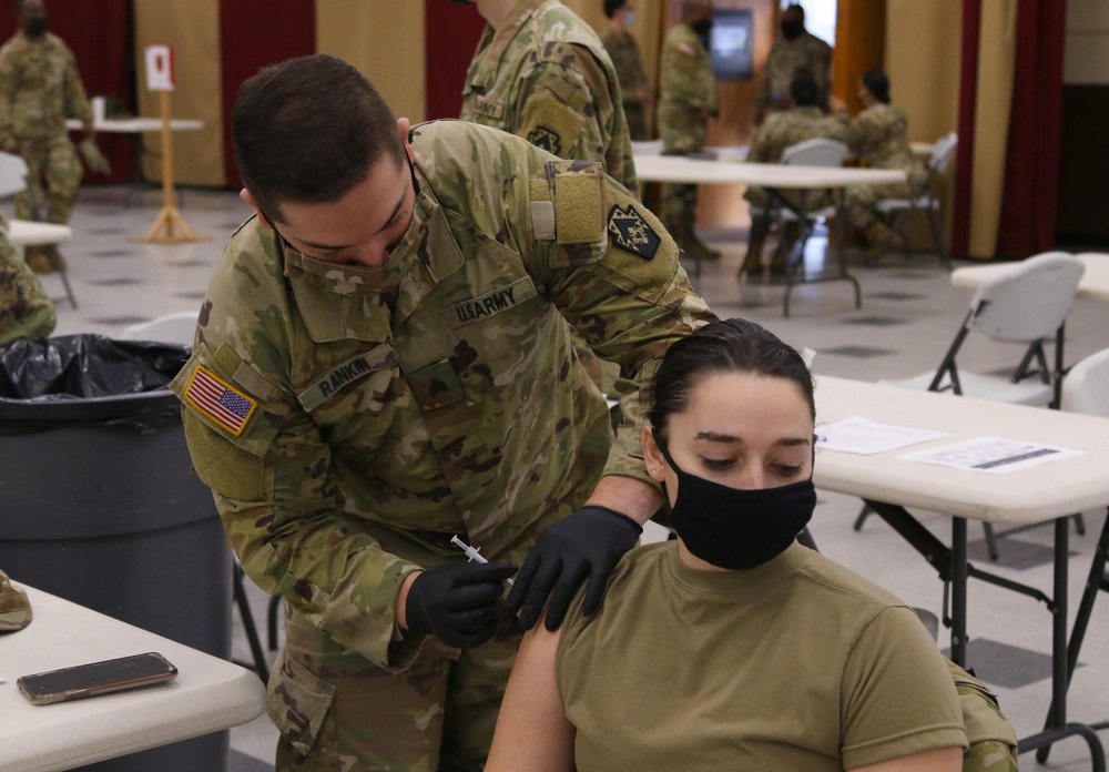 213th RSG vaccinates Pa. Guard Soldiers