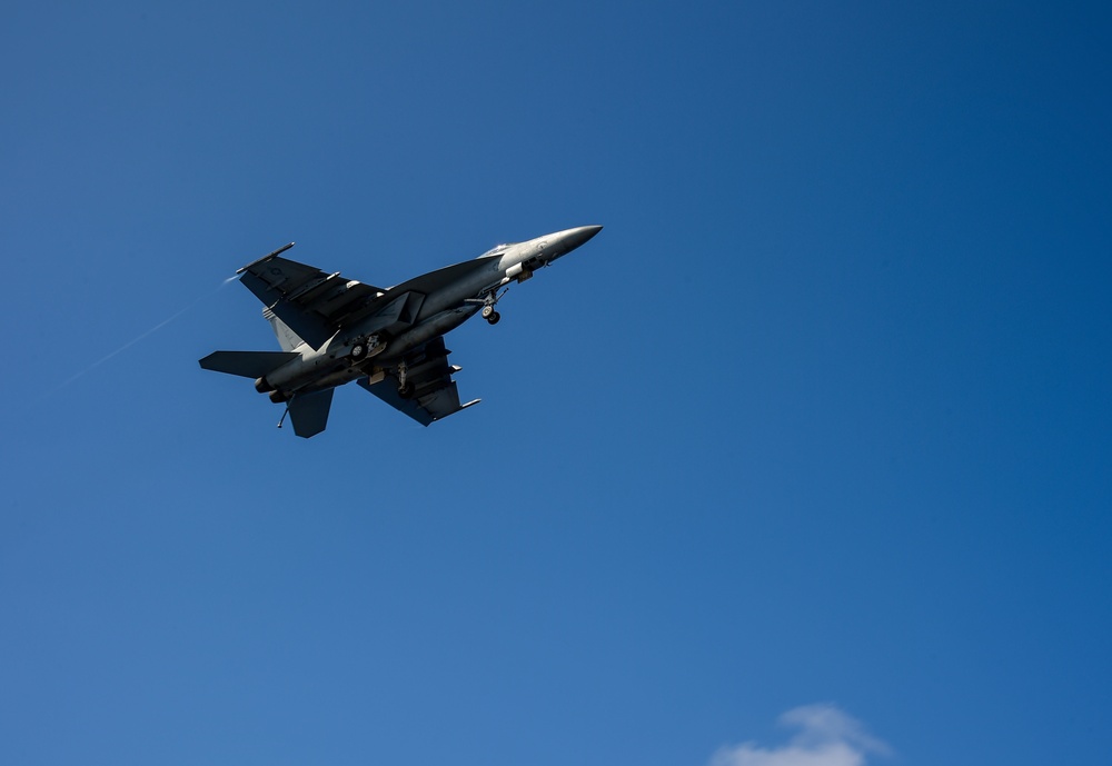 USS Carl Vinson (CVN 70) Conducts Flight Operations in Pacific Ocean