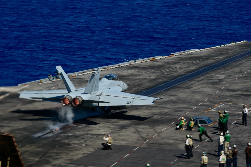 USS Carl Vinson (CVN 70) Conducts Flight Operations in Pacific Ocean