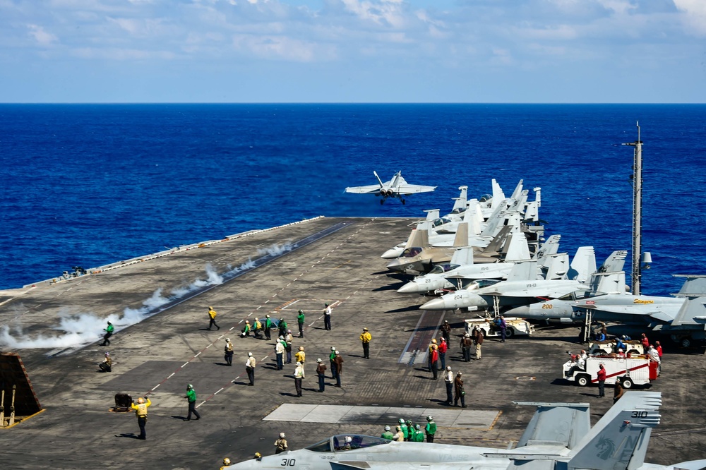 USS Carl Vinson (CVN 70) Conducts Flight Operations in Pacific Ocean