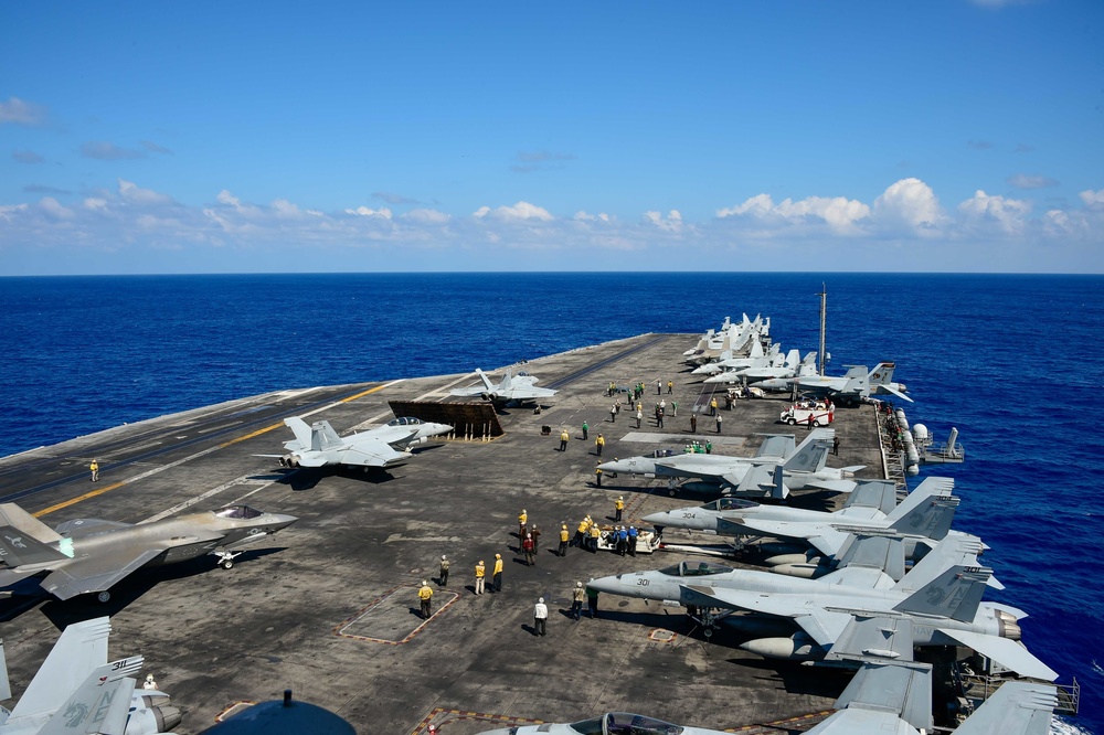 USS Carl Vinson (CVN 70) Conducts Flight Operations in Pacific Ocean