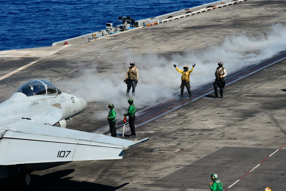 USS Carl Vinson (CVN 70) Conducts Flight Operations in Pacific Ocean