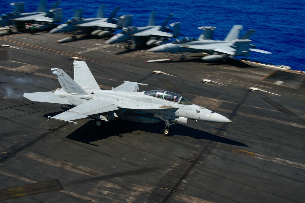 USS Carl Vinson (CVN 70) Conducts Flight Operations in Pacific Ocean