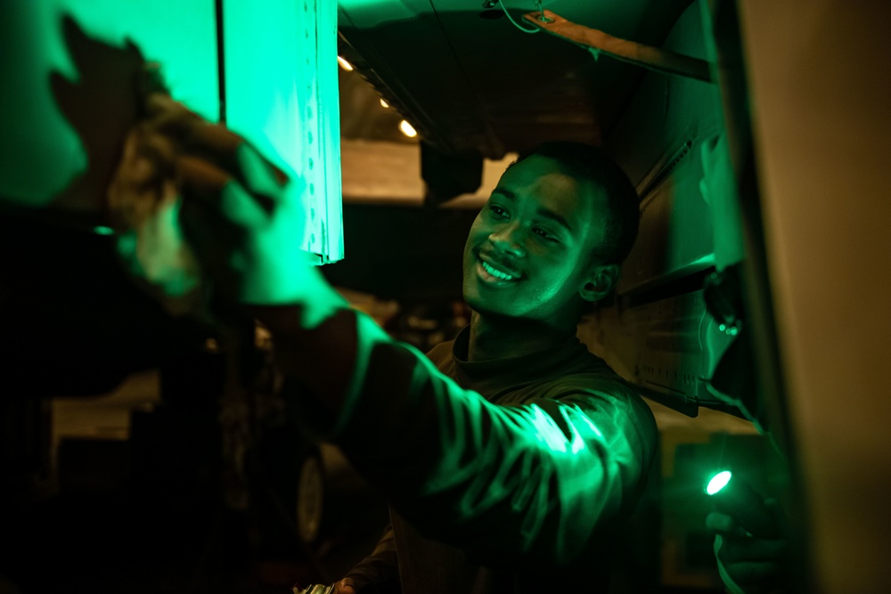 USS Carl Vinson (CVN 70) Sailors Conduct Maintenance in Pacific Ocean