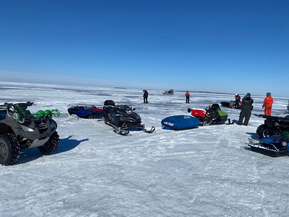 18 rescued from ice floe in Lake Erie